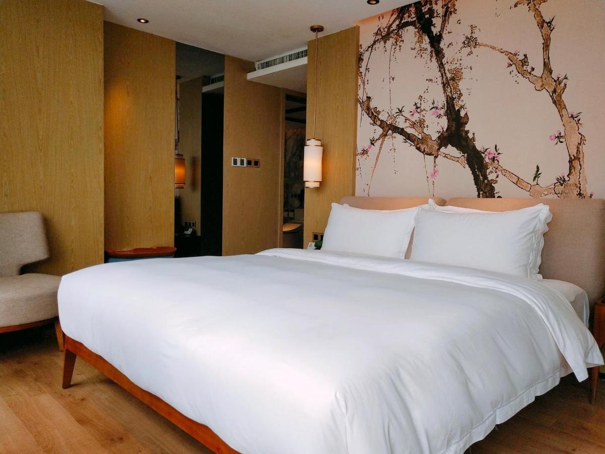 Howard Johnson Riverview Hotel Гуанчжоу Экстерьер фото