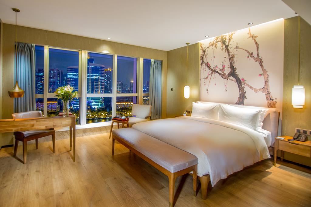 Howard Johnson Riverview Hotel Гуанчжоу Экстерьер фото